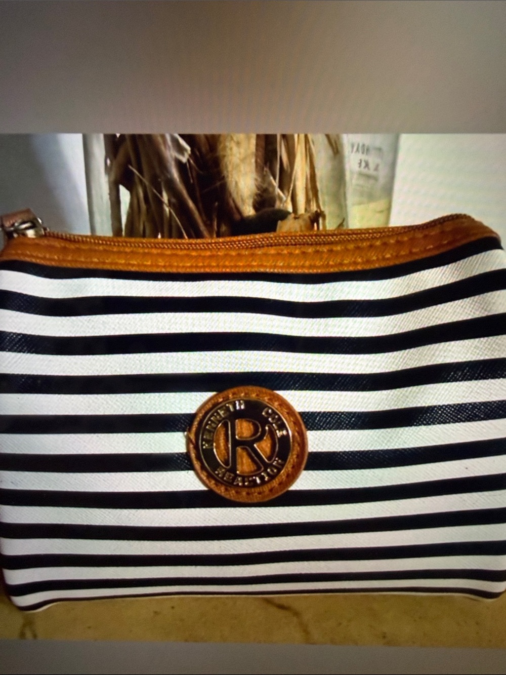 Kenneth Cole Reaction navy & White Striped Cosmetic Pouch with Tan Trim nwot - Picture 1 of 7
